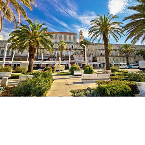 Split-town center apartment - Beach -10min walk