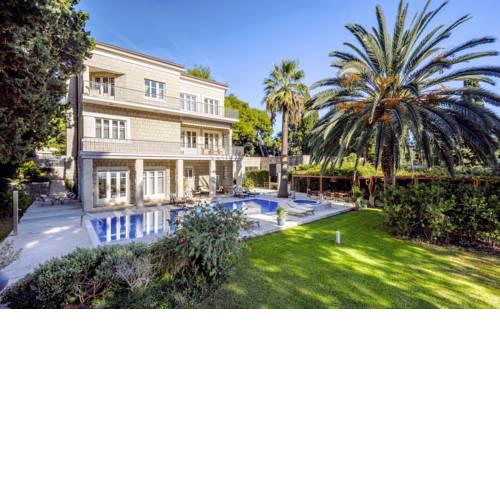 Split Villa Sleeps 10 Pool Air Con WiFi