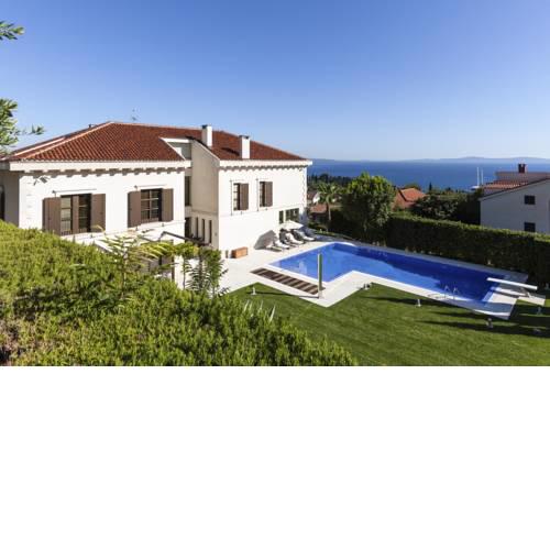 Split Villa Sleeps 10 Pool Air Con WiFi