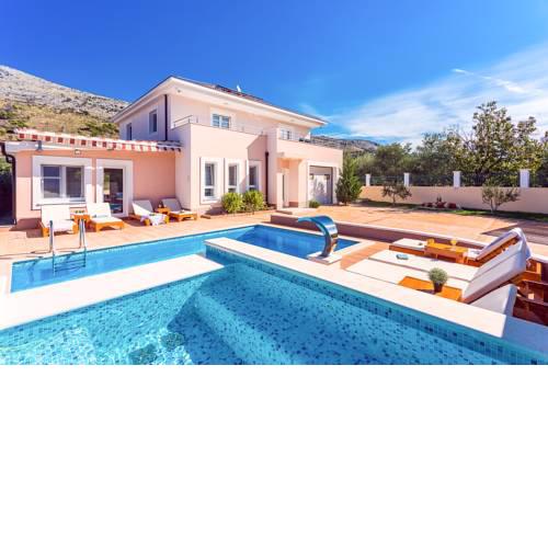 Srinjine Villa Sleeps 8 with Pool and WiFi
