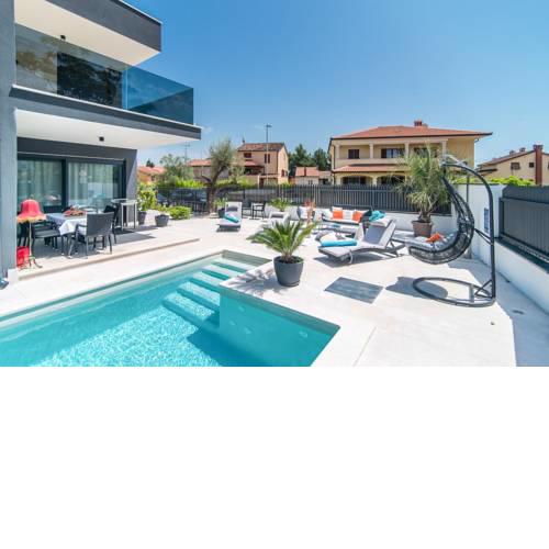 Stanga Villa Sleeps 10 with Pool Air Con and WiFi