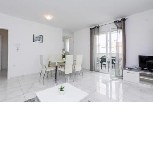 Star 4. modern & centrally located ap. for 6