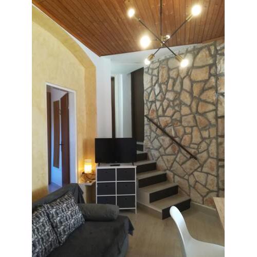 Stone-wood Apartment Kiwi