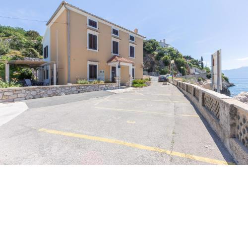 Studio Apartment Alina with Sea View