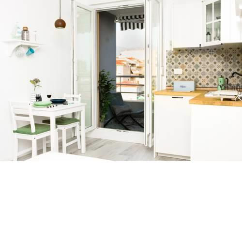 Seaside Apartment - Balcony, Sea View, Free Garage