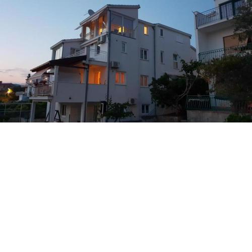 Studio apartment in Okrug Gornji with terrace, air conditioning, WiFi 5053-4
