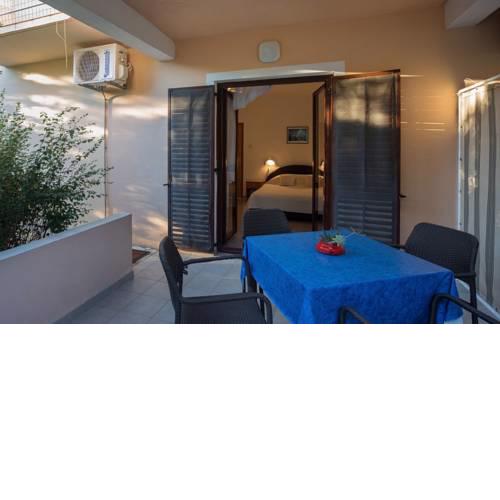 Studio Apartment in Ugljan with Terrace, Air Conditioning, Wi-Fi, Washing Machine (4580-2)
