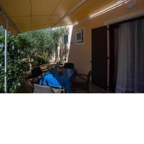 Studio Apartment in Ugljan with Terrace, Air Conditioning, Wi-Fi, Washing Machine (4580-3)