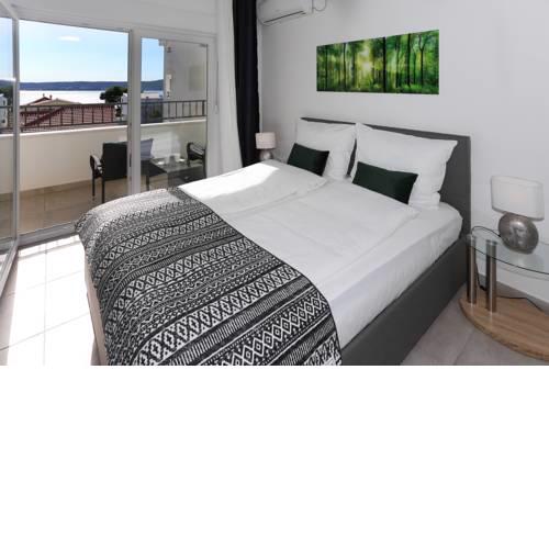 Studio Beach Apartment Green Velvet