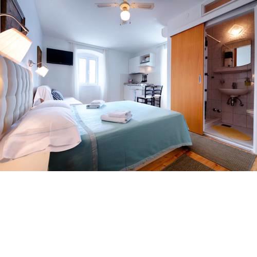 Studio Komiza 2431d