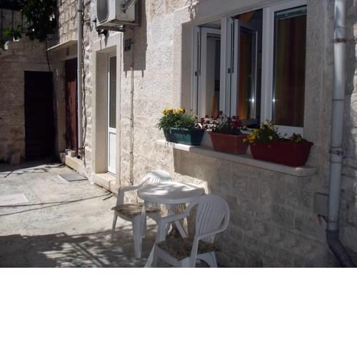Apartments by the sea Pucisca, Brac - 11263