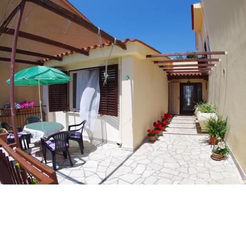Boutique Apartment in Pjescana Uvala with Balcony