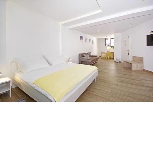 Studio Split 15677b