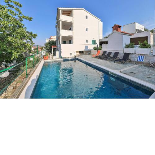 Stunning apartment in Okrug Donji with Outdoor swimming pool, WiFi and 4 Bedrooms