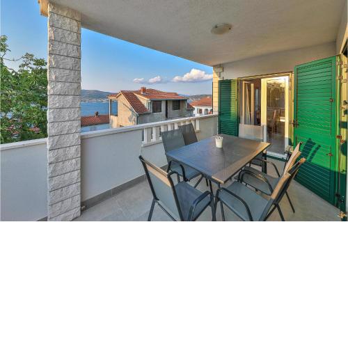 Stunning apartment in Okrug Donji with Outdoor swimming pool, WiFi and 4 Bedrooms