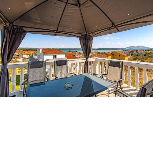 Stunning apartment in Raslina with WiFi and 5 Bedrooms