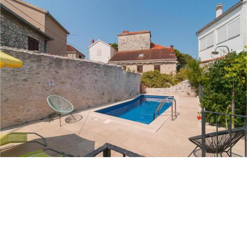 Stunning apartment in Sutivan with Outdoor swimming pool, WiFi and 2 Bedrooms