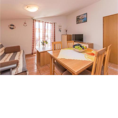 Stunning apartment in Sveti Filip i Jakov with 2 Bedrooms and WiFi