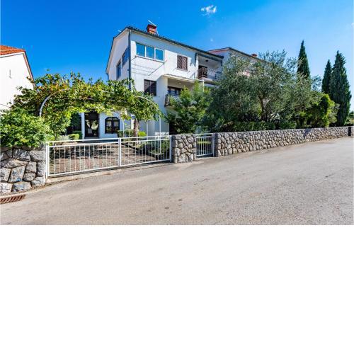 Stunning apartment in Zidarici with WiFi and 2 Bedrooms