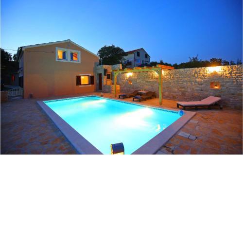 Stunning home in Benkovac with WiFi, Outdoor swimming pool and 4 Bedrooms