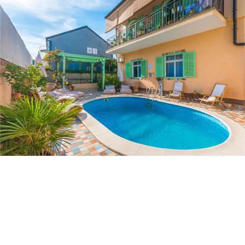Stunning home in Biograd na moru w/ Outdoor swimming pool and 4 Bedrooms