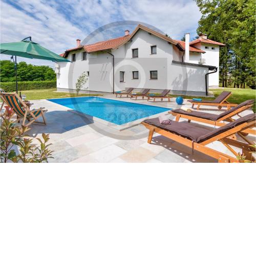 Stunning home in Desni Stefanki with Outdoor swimming pool, WiFi and 5 Bedrooms