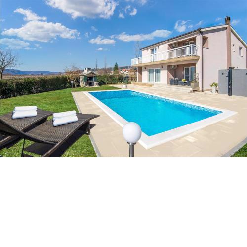 Stunning home in Donji Vinjani with Outdoor swimming pool, WiFi and 4 Bedrooms