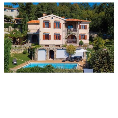 Stunning home in Icici w/ Sauna, WiFi and 4 Bedrooms