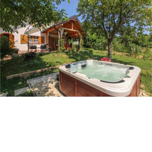 Stunning home in Jalzabet with Jacuzzi and 2 Bedrooms