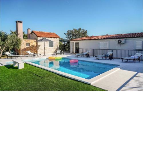 Stunning home in Kastel Luksic with Outdoor swimming pool, WiFi and 3 Bedrooms