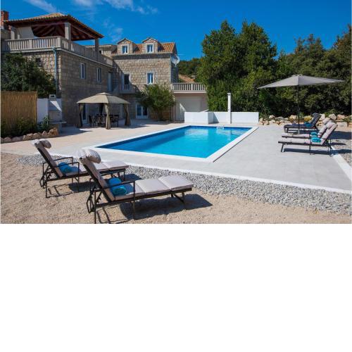 Stunning home in Komaji with 4 Bedrooms