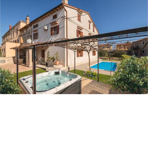 Stunning home in Krnica with Outdoor swimming pool and 2 Bedrooms