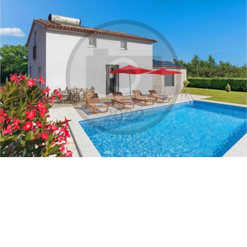 Stunning home in Krnicari with 2 Bedrooms