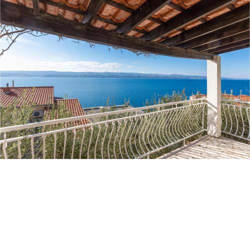Stunning home in Lokva Rogoznica with 4 Bedrooms
