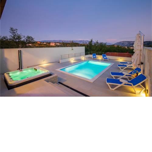 Stunning home in Lopar w/ Outdoor swimming pool, Jacuzzi and 4 Bedrooms
