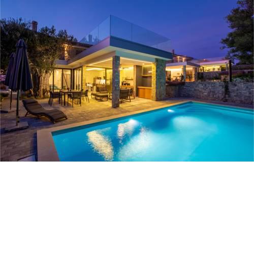 Stunning home in Lun w/ Outdoor swimming pool and 3 Bedrooms