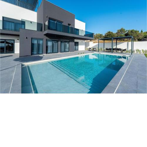 Stunning home in Lun with Outdoor swimming pool, Jacuzzi and WiFi