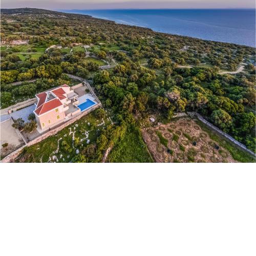 Stunning home in Lun with Outdoor swimming pool, WiFi and 6 Bedrooms