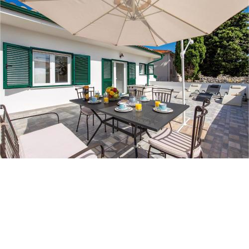 Stunning home in Lun with WiFi and 3 Bedrooms