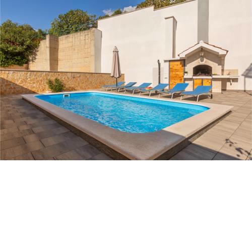 Stunning home in Makarska w/ Outdoor swimming pool and 3 Bedrooms