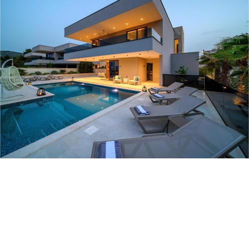Stunning home in Marina with Outdoor swimming pool, Heated swimming pool and 4 Bedrooms
