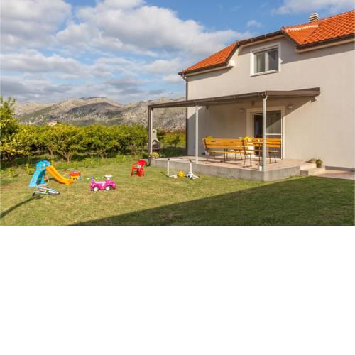 Stunning home in Opuzen w/ 4 Bedrooms