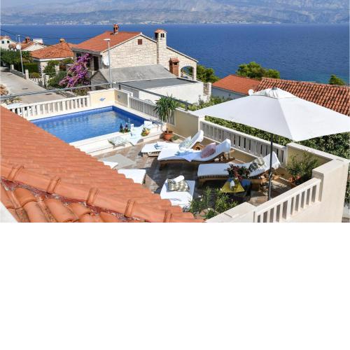 Stunning home in Postira with WiFi, Outdoor swimming pool and 5 Bedrooms