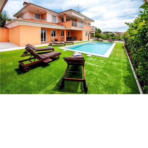 Stunning home in Rovinjsko Selo with WiFi, Heated swimming pool and 4 Bedrooms
