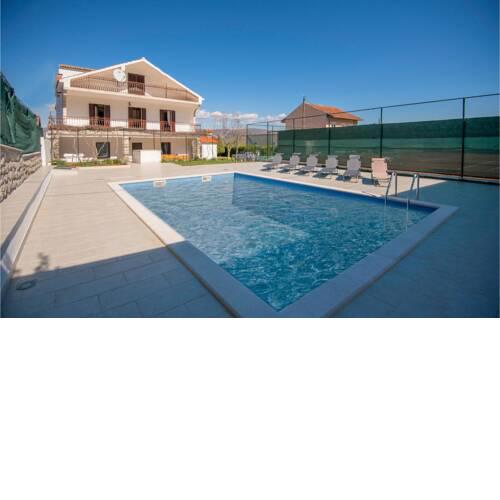 Stunning home in Runovic w/ Outdoor swimming pool, WiFi and 4 Bedrooms