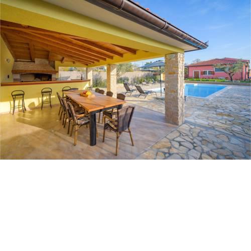 Stunning home in Smoljanci w/ Outdoor swimming pool and 4 Bedrooms