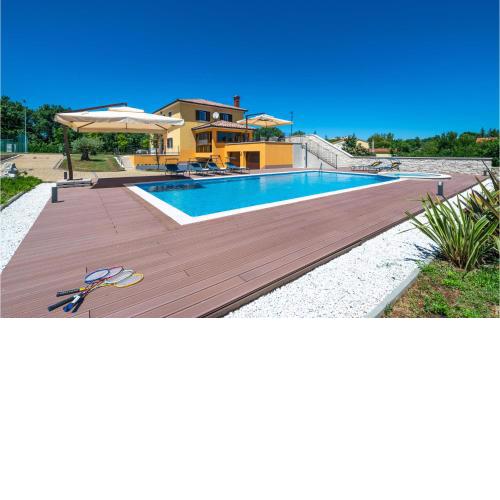 Stunning home in Sumber with Outdoor swimming pool, Jacuzzi and 3 Bedrooms