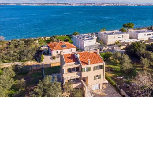 Stunning home in Sutomiscica w/ 4 Bedrooms