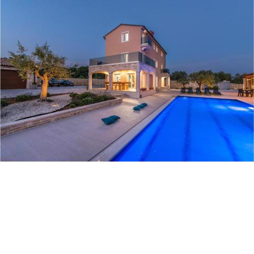 Stunning home in Vodnjan w/ Outdoor swimming pool, Sauna and 7 Bedrooms