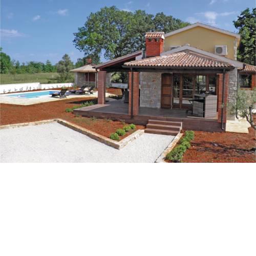 Stunning home in Vosteni w/ Outdoor swimming pool and 3 Bedrooms